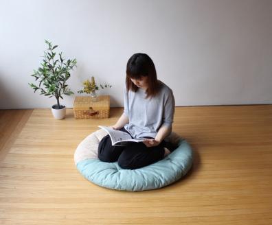 【洛中高岡屋】赤ちゃんがほほ笑む寛ぎのアイテム　せんべい座ぶとん（3色あられ・砧青磁）