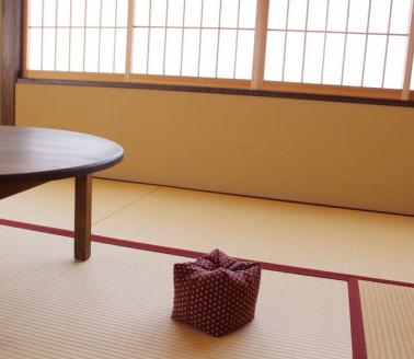 【洛中高岡屋】使い方がいろいろな寛ぎのアイテム さいころ枕（あられ紫）