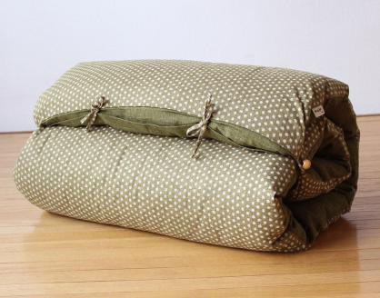 【洛中高岡屋】うたた寝にちょうどいい寛ぎのアイテム　カバータイプごろ寝敷きふとん＜ゆったりサイズ＞（グリーン系）