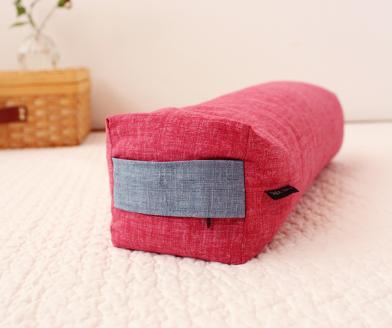 【洛中高岡屋】持ち運びも便利で使い方もいろいろな寛ぎアイテム　コロロング（躑躅色）