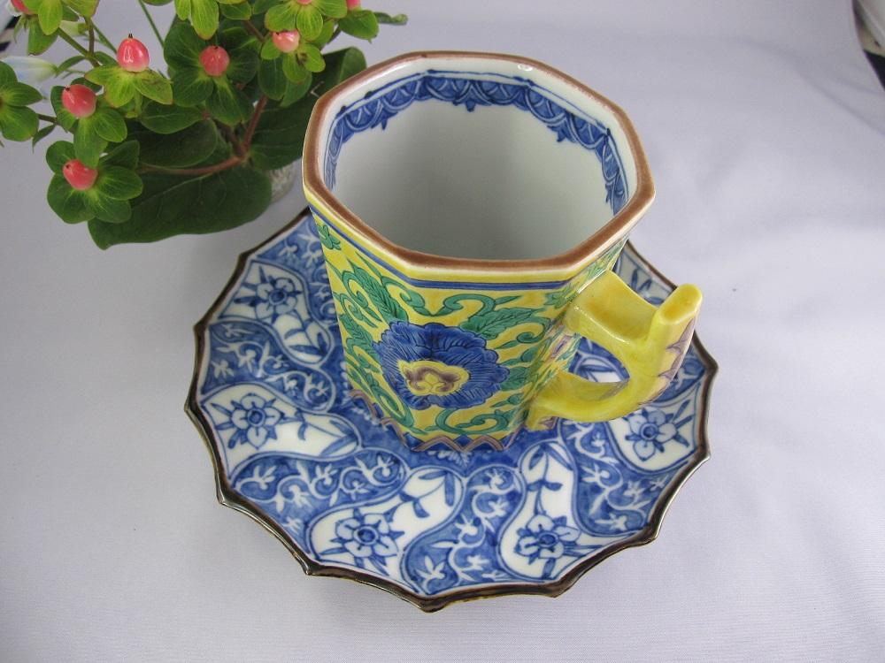 【京陶きよみず】清水焼 黄南京牡丹唐草彫りマグカップ 染付牡丹唐草5寸皿  カップ＆ソーサーセット