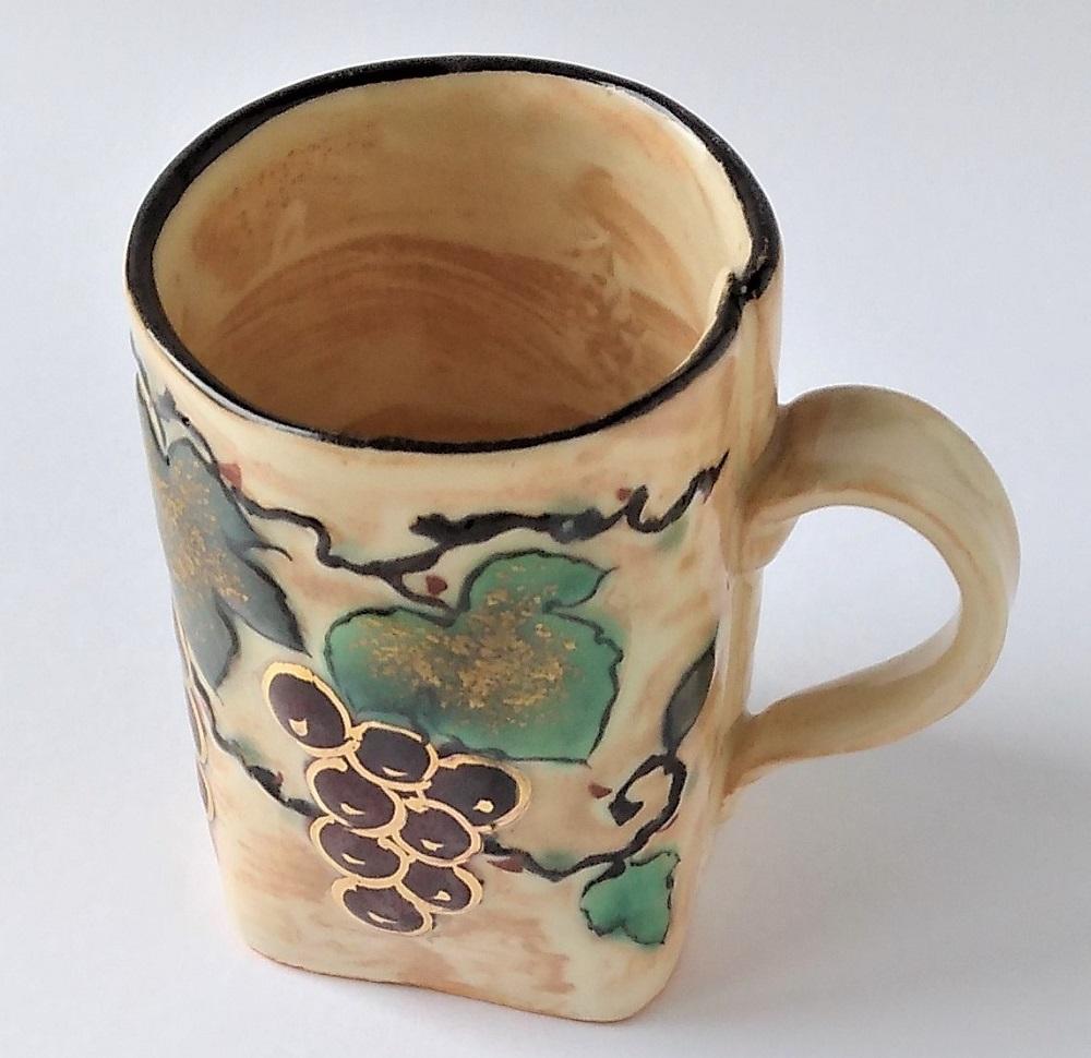 【ギャラリー洛中洛外】形が特徴的で実り多い葡萄が華やか 浮花葡萄マグカップ