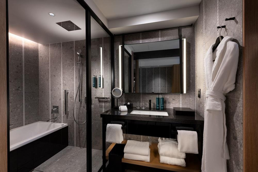 【ヒルトン京都】１泊朝食付ペア宿泊券《ツインまたはキングゲストルーム》 ［ 京都 三条 河原町 超好立地 ホテル 宿泊券 チケット 人気 おすすめ ルーフトップ バー フィットネス プール 女子旅 クーポン ギフト 人気 おすすめ 宿泊 旅行 観光 ふるさと納税 ］