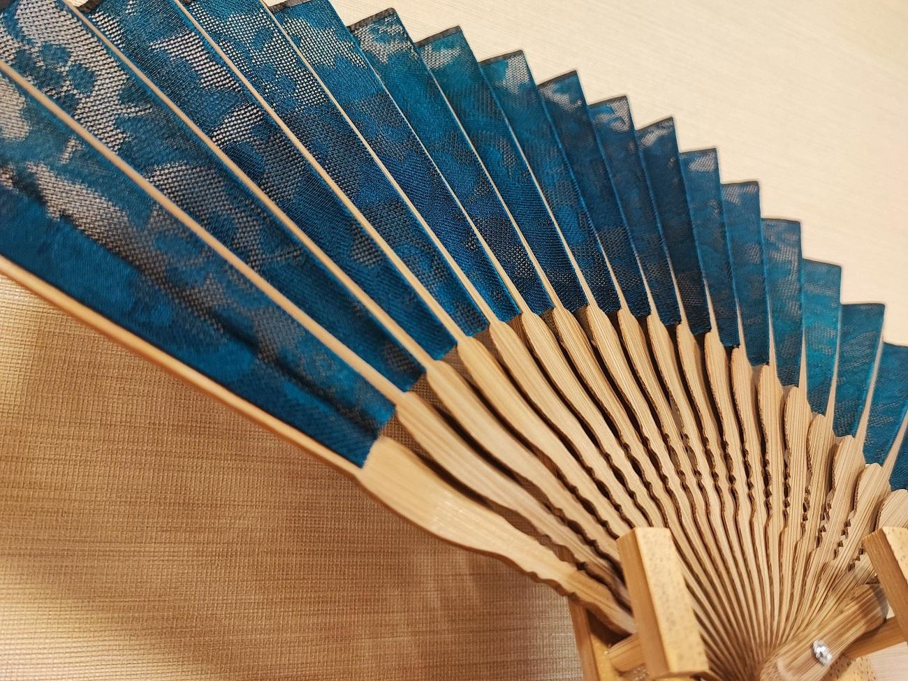 【京都花こまち】京都伝統技法「京絞りローケツ染め」扇子 「緑の風」