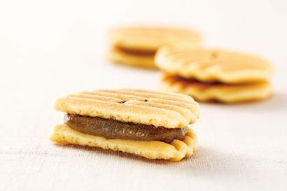 【高島屋選定品】【鼓月】姫千寿せんべい三段箱（シュガークリーム12枚入、有機抹茶12枚入、有機ほうじ茶12枚入）［ 京都 老舗 和菓子 千寿せんべい 有名店 和菓子 人気 おすすめ お菓子 スイーツ お取り寄せ 通販 ギフト プレゼント 贈答 ふるさと納税 ］