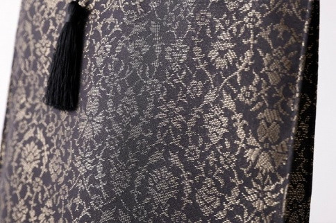 【伊と幸】《白生地の老舗が贈る》絹のフォーマルサブバッグ（墨黒）