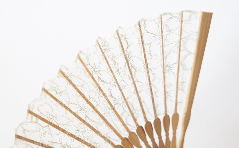 【伊と幸】《白生地の老舗が贈る》透扇子(桜重ね/銀)［ 京都 老舗 京扇子 人気 おすすめ 刺繍 和装 着物 絹 ギフト お取り寄せ 通販 送料無料 ふるさと納税 ］