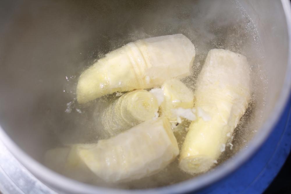 予約受付【筍農家】京都産 朝堀り 湯がき たけのこ優秀品1KG(3-5本)皮なし [ 京都 筍専門店 たけのこ 朝掘り直送 新鮮 人気 おすすめ おいしい タケノコ 季節限定 お取り寄せ 通販 送料無料 ふるさと納税 ]