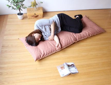 【洛中高岡屋】うたた寝にちょうどいい寛ぎのアイテム　カバータイプごろ寝敷きふとん（ピンク系）