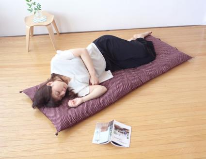 【洛中高岡屋】うたた寝にちょうどいい寛ぎのアイテム　カバータイプごろ寝敷きふとん（パープル系）
