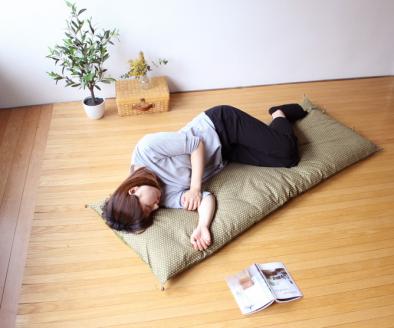 【洛中高岡屋】うたた寝にちょうどいい寛ぎのアイテム　カバータイプごろ寝敷きふとん（グリーン系）