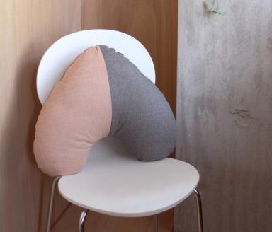 【洛中高岡屋】こだわり設計のかわいいクッション『うたたねクッション Utane（うたね）』（里桜＆紙屋紙）