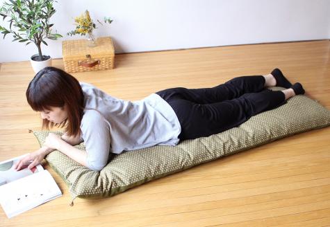 【洛中高岡屋】うたた寝にちょうどいい寛ぎのアイテム　カバータイプごろ寝敷きふとん＜ゆったりサイズ＞（グリーン系）