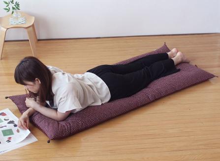 【洛中高岡屋】うたた寝にちょうどいい寛ぎのアイテム　カバータイプごろ寝敷きふとん＜ゆったりサイズ＞（パープル系）