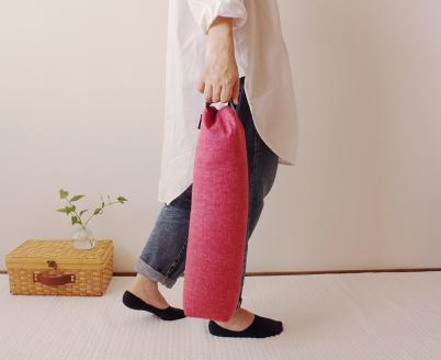 【洛中高岡屋】持ち運びも便利で使い方もいろいろな寛ぎアイテム　コロロング（躑躅色）