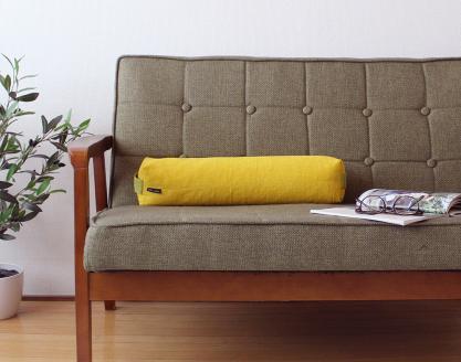 【洛中高岡屋】持ち運びも便利で使い方もいろいろな寛ぎアイテム　コロロング（菜の花色）