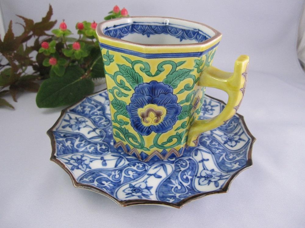 【京陶きよみず】清水焼 黄南京牡丹唐草彫りマグカップ 染付牡丹唐草5寸皿  カップ＆ソーサーセット