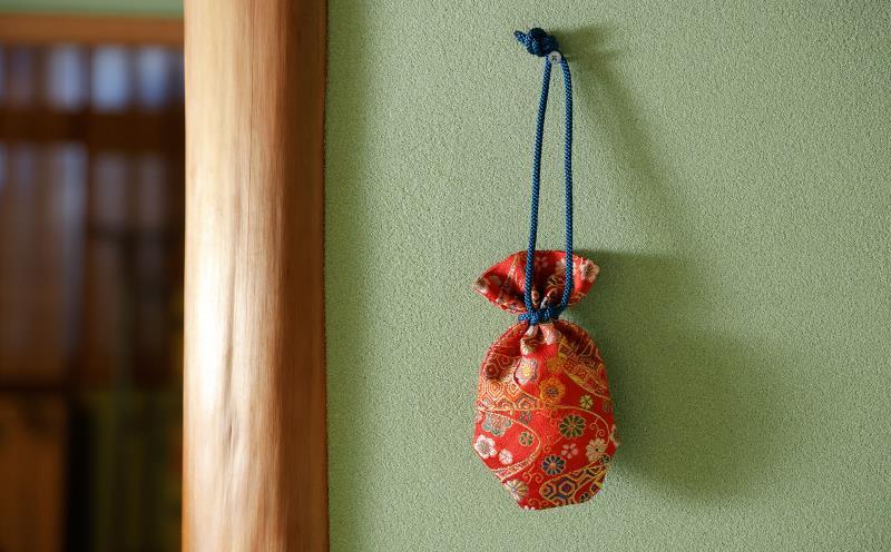 【石黒香舗】匂い袋 部屋用 吊り型巾着 掛香 （赤）