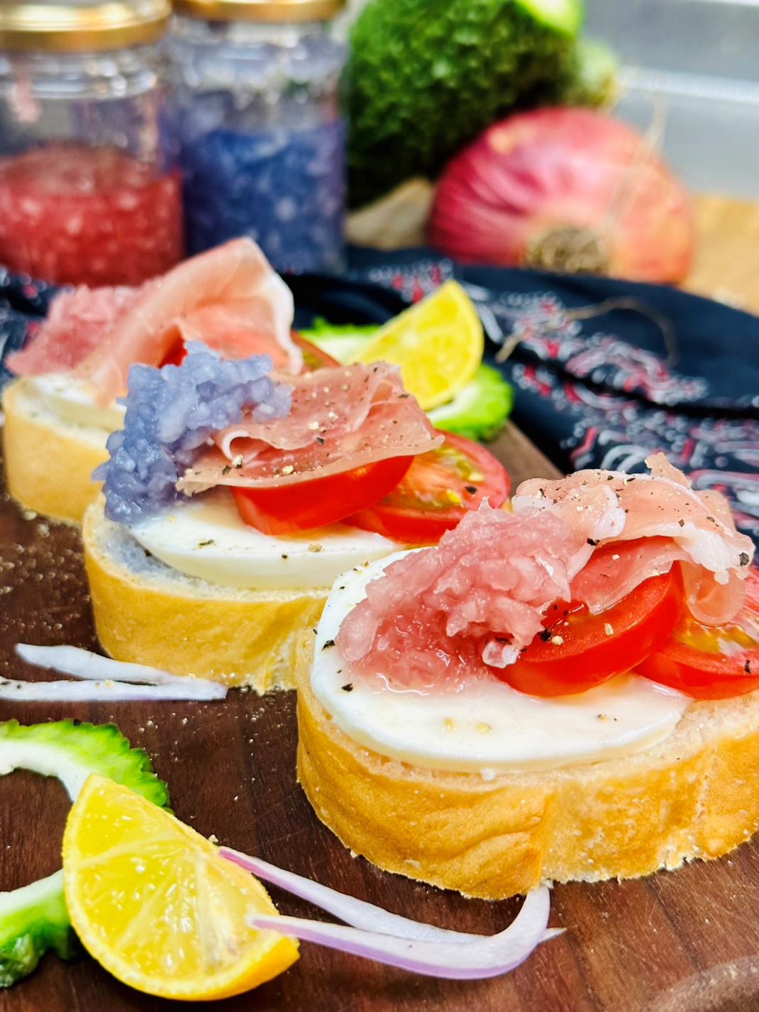 M.vegeの玉葱ピクルスソース人気の３セット（スィート、サワー、スパイス）ギフトやプレゼント手土産にもお勧めです FCBW0013 / ふるさと納税 ピクルス 酢漬け たまねぎ 玉葱 タルタル 天然ハーブ カラフル 色どり 3種 セット おしゃれ お歳暮 お中元 クリスマス ハロウィン ギフト 京都府 福知山市 京都 福知山 奥京都 ふるさと