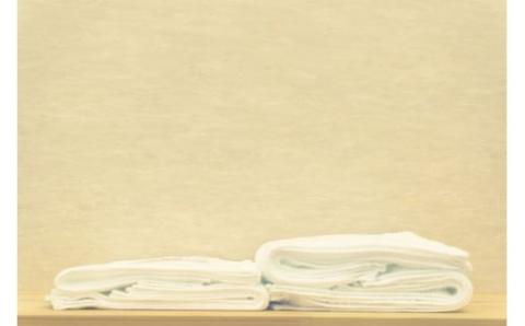 【京都府唯一のタオル製造メーカー直送】 たおる小町 ＜白おしぼりハンドタオル 10枚セット＞ ふるさと納税 たおる小町 タオル シンプル ハンドタオル おしぼり 綿100％ 便利 家庭用 普段使い 吸水性 肌触り 清潔 乾きやすい 京都府 福知山市 FCH007