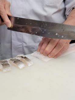 京名物 鱧おとし 30切れ 酢みそ・梅肉付（湯引き鱧）3～4人前＜丹波四季菜料理 宮本屋＞｜京都 鱧 ハモ はも 期間限定 丹波 国産 天然 切り身 ※お届け不可地域あり