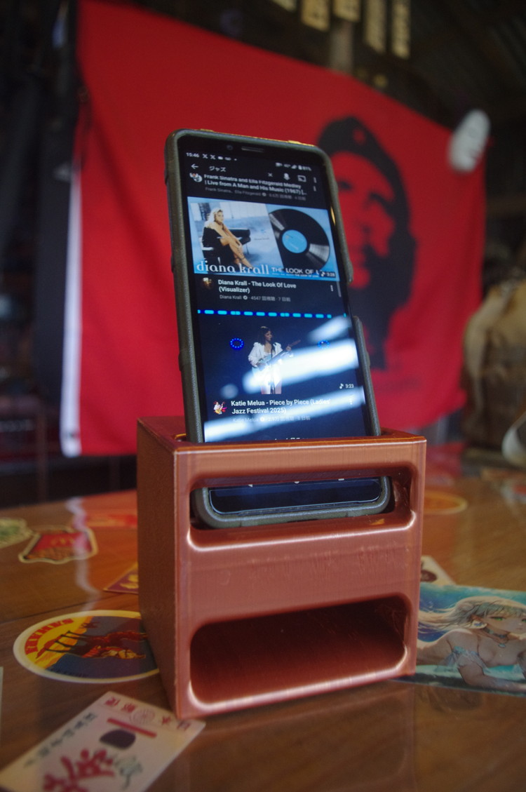 【選べるカラー】スマホ用スピーカー バックロードホーン型 ジャズ ピアノ BGM 枕元 安らぎ キャンプ ※スマホの横幅79mmまで インテリア 音響機器