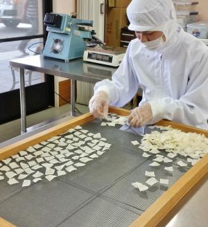 〈四季工房〉「亀岡らしさ（お野菜チップス・もち焼きあられセット）」