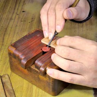 ＜楽器職人が作る＞ブラックウオールナット印鑑ケースと＜京印章制作士が彫る＞楓（メイプル）銀行印12ミリ丸