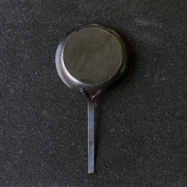 手打ち! アイアン フライパン 17cm IH対応【受注生産品】おすすめ 人気 鉄 おしゃれ 日本製 キッチン用品 キャンプ 調理器具 キッチンツール 料理道具 ギフト 祝い