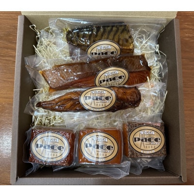 京都府城陽市 化粧箱入り 特選燻製詰め合わせセット ギフト(スモークチーズ 塩鮭 塩さば ささみ)【配送不可地域：離島】