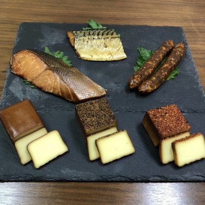 京都府城陽市 化粧箱入 人気燻製詰め合わせセット ギフト(スモークチーズ 塩鮭 塩さば ウインナー)【配送不可地域：離島】