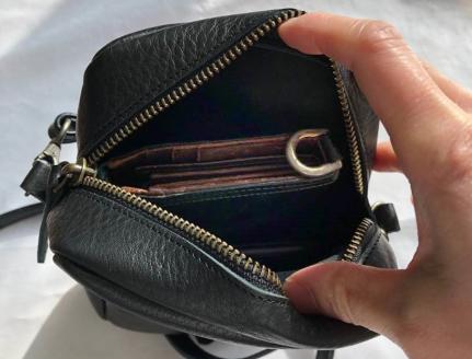 【本革】スマホショルダー スマホポーチ 黒色 斜め掛け ストラップ調整可 長財布入ります [1490]