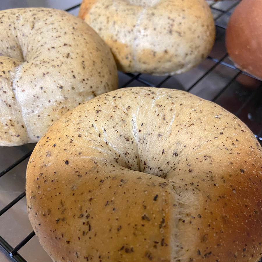 [ふわもちベーグル] 人気の4種 (プレーン2個・全粒粉2個・チョコ2個・紅茶2個)｜パン 冷凍 朝食 保存食 手作り もちもち 低カロリー 冷凍パン おやつ [1648]