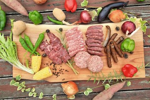 家族や友人と楽しめるバーベキューセット（焼肉・牛肉バーグ・牛肉ソーセージ・牛串）キャンプ、BBQ、パーティー、アウトドアにどうぞ　NH00023