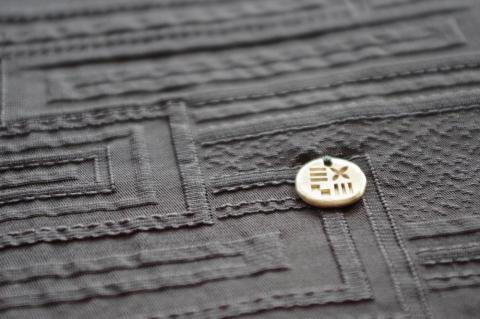 フィルタンゴ ストール【洗える丹後ちりめんのシルク】幾何柄　カーキ 　ギフトにもおすすめ。　FI00039