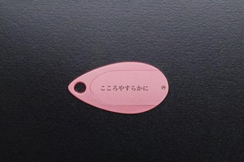 遺灰入れカード型ケース　結心華　しずくタイプ　アルミ製　色：ピンク（カラーアルマイト）　HR00023