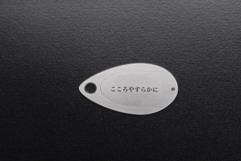 遺灰入れカード型ケース　結心華　しずくタイプ　アルミ製　色：シルバー（カラーアルマイト）　HR00024