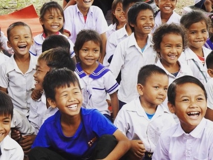 京丹後の絹糸ミサンガとピアスのセット【全ての子どもたちに教育の機会を!!】 京丹後の絹糸を使ってカンボジアの女性達が作ったミサンガとピアスのセット　EG00006