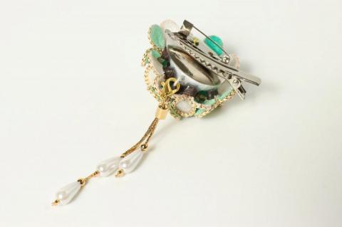 小花のブローチ！（グリーン）丹後ちりめんを使ったブローチです！　AM00295