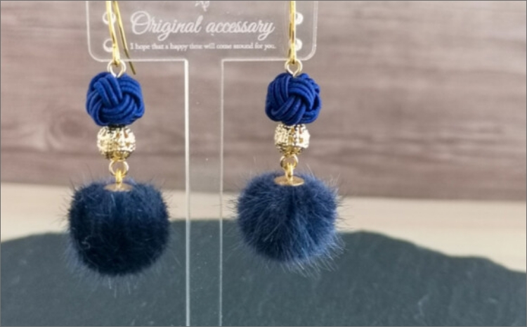 ＊藍色（ネイビー）＊水引ピアス/玉結びとフェイクファーのピアス　AM00324