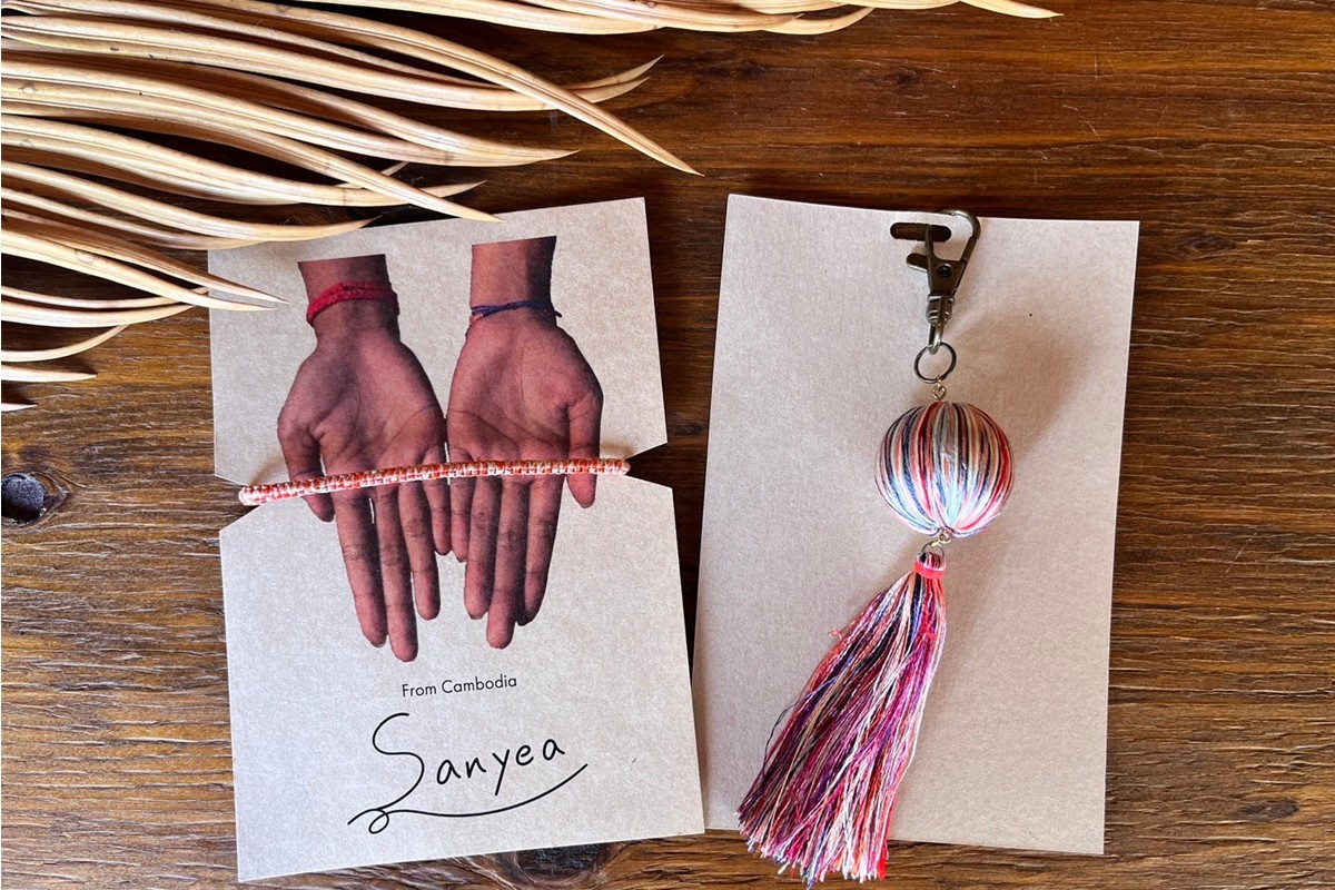 京丹後の絹糸ミサンガとチャームのセット【全ての子どもたちに教育の機会を!!】 京丹後の絹糸を使ってカンボジアの女性達が作ったミサンガとチャームのセット　EG00005