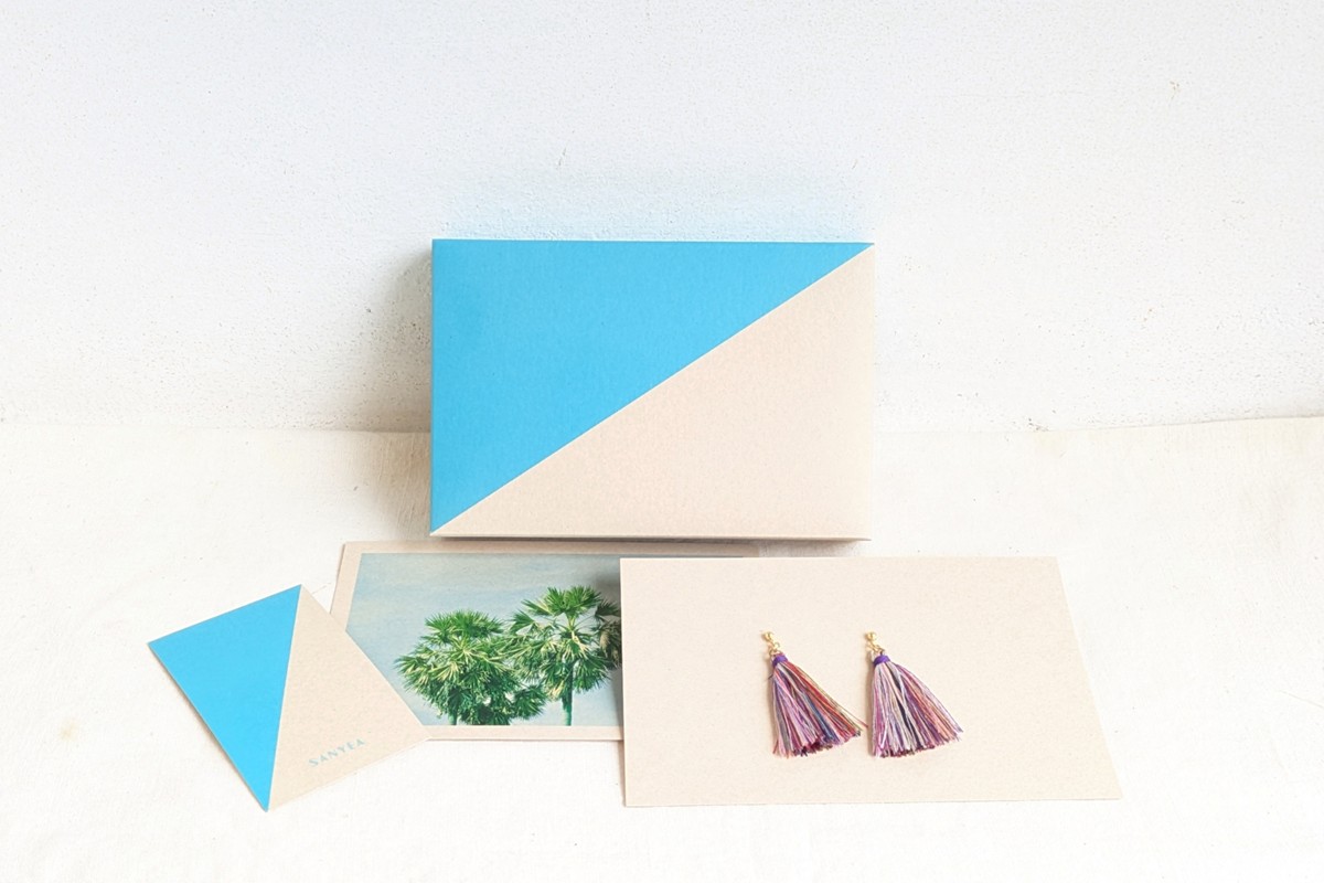 京丹後の絹糸イヤリング【カンボジアの女性たちに雇用の機会を!!】 京丹後の絹糸を使ってカンボジアの女性達が作ったイヤリング　EG00004