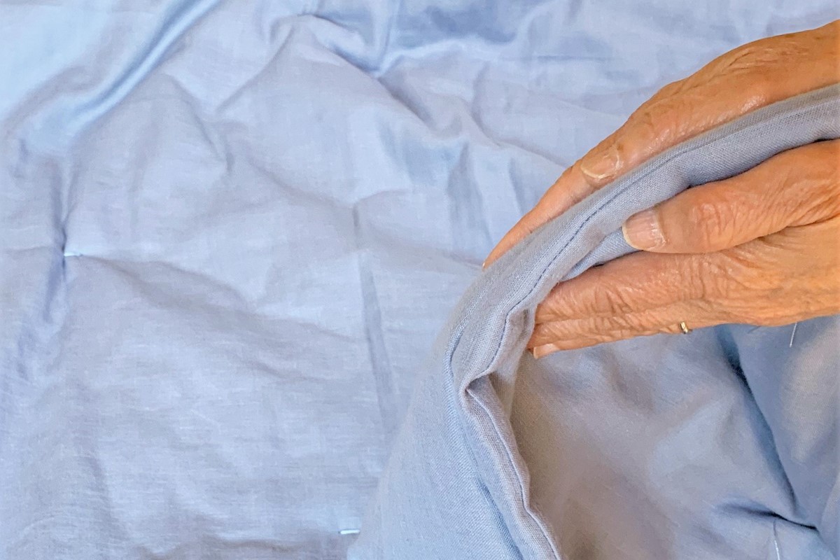 天然繊維　近江手引き真綿　肌掛ふとん　1kg（カバー付「ブルー」）　HT00108