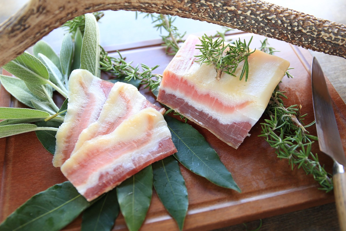 【定期便 隔月×3回】パンチェッタブロック（豚バラ肉の塩漬け）　約200g×2袋　NI00024