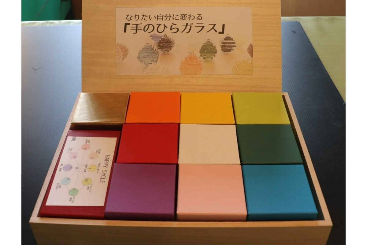 なりたい自分に変わる「手のひらガラス」木箱入り10色セット　SV00015