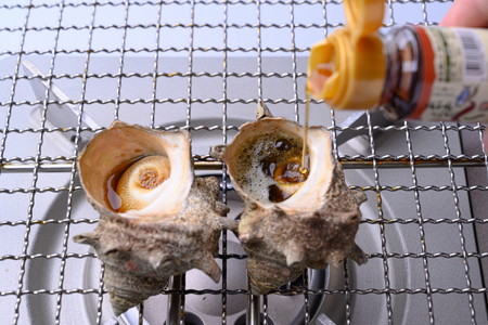 BBQに最適！　天然サザエ　ボイル済み　1.6K　小サイズ（22～30個）　※万能ダシ付き　UO00072