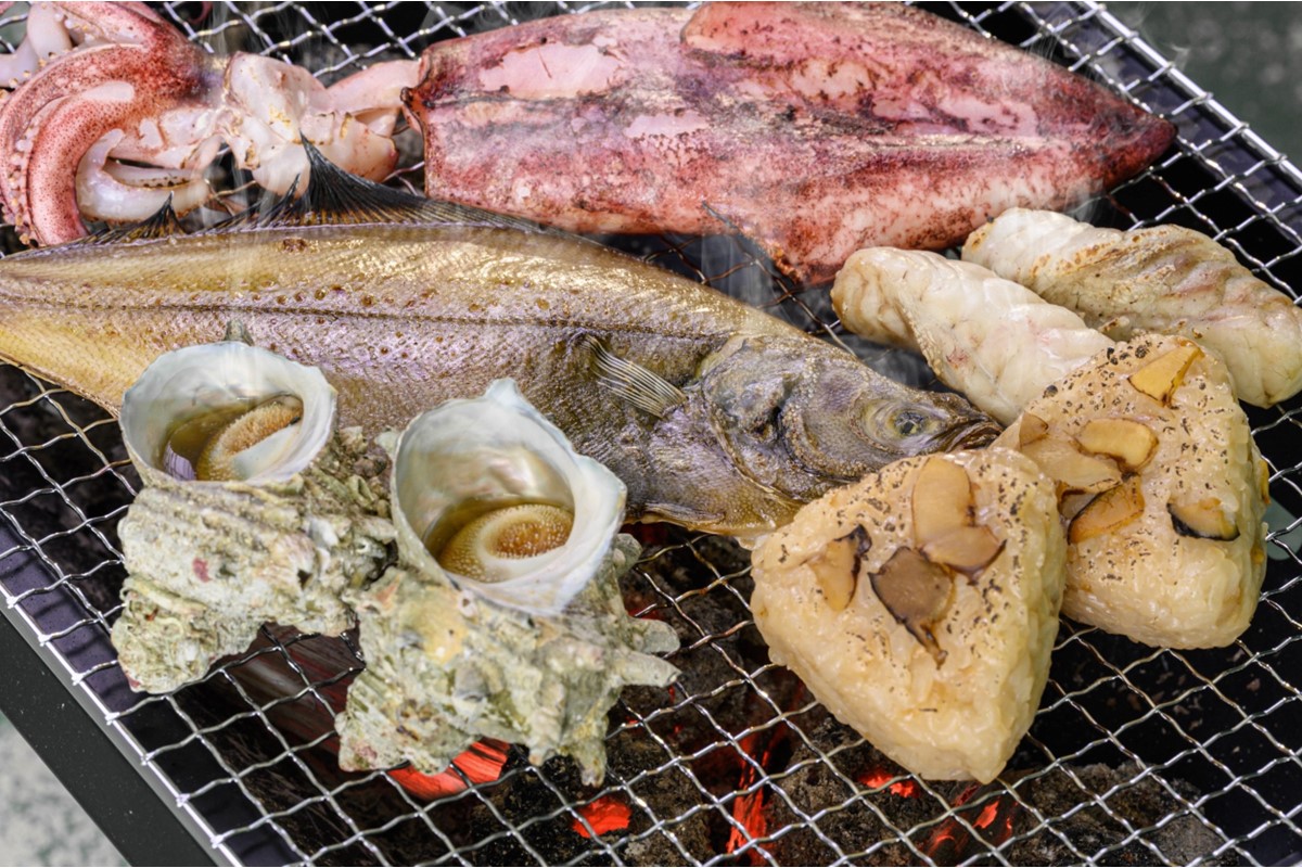 BBQに最適！ 誰でも簡単に焼ける サザエ＆白イカ＆干物セットに、 サザエご飯のおにぎり付き 4人用 ※万能ダシ付き　UO01032