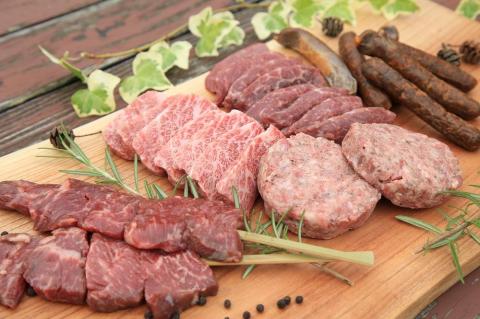 家族や友人と楽しめるバーベキューセット（焼肉・牛肉バーグ・牛肉ソーセージ・牛串）キャンプ、BBQ、パーティー、アウトドアにどうぞ　NH00023