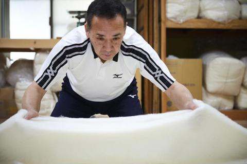 天然繊維　手作り　木綿わた入り　座布団(からしドット柄）　HT00100