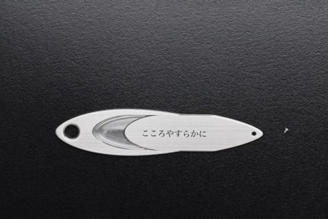 遺灰入れカード型ケース　結心華　葉っぱタイプ　アルミ製　色：シルバー（カラーアルマイト）　HR00027